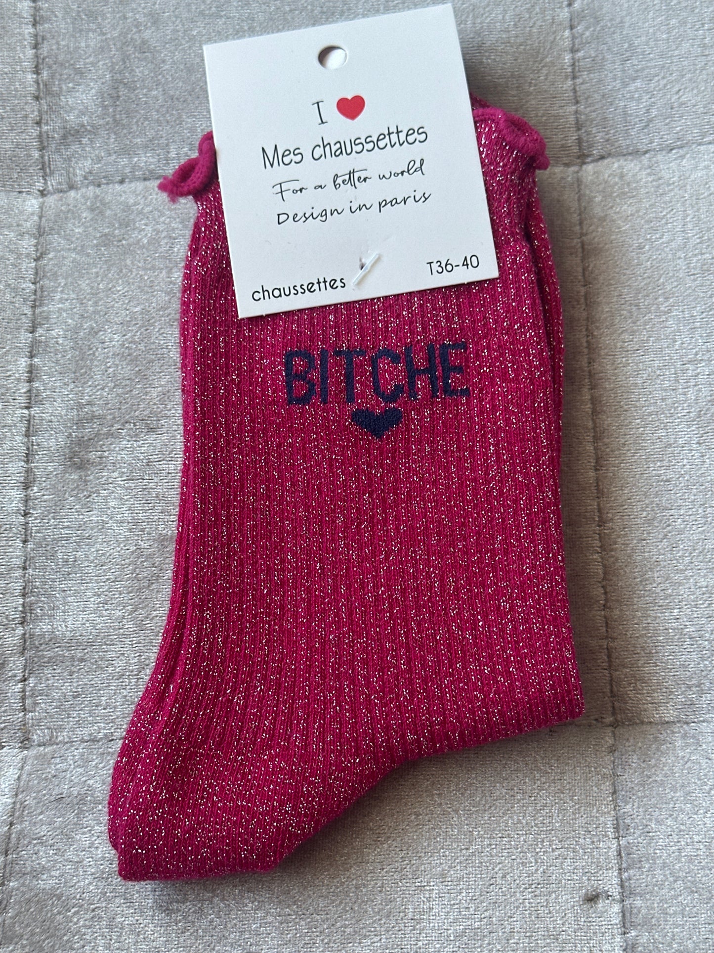 Chaussettes pailletées message « bitche »