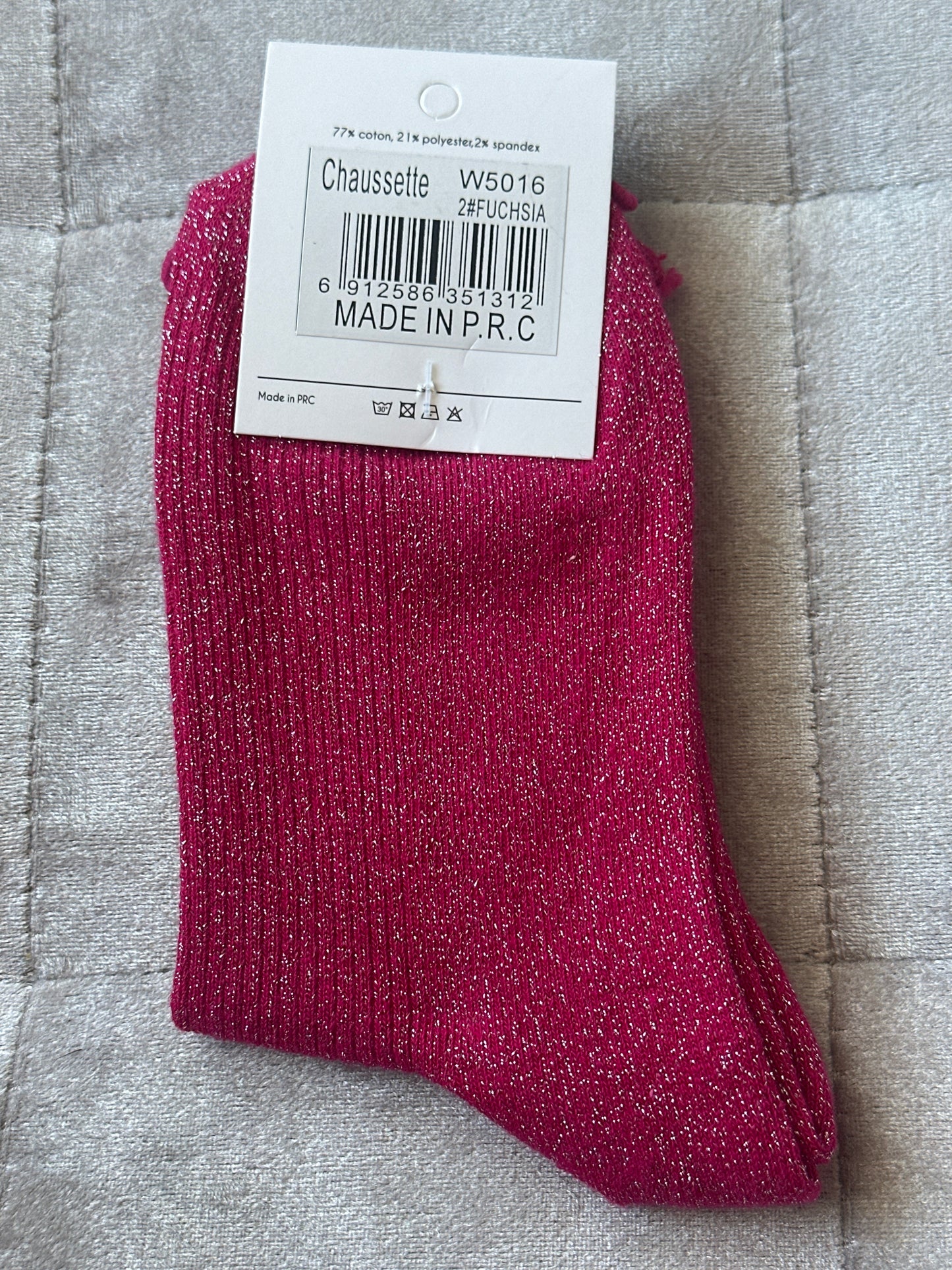 Chaussettes pailletées message « bitche »