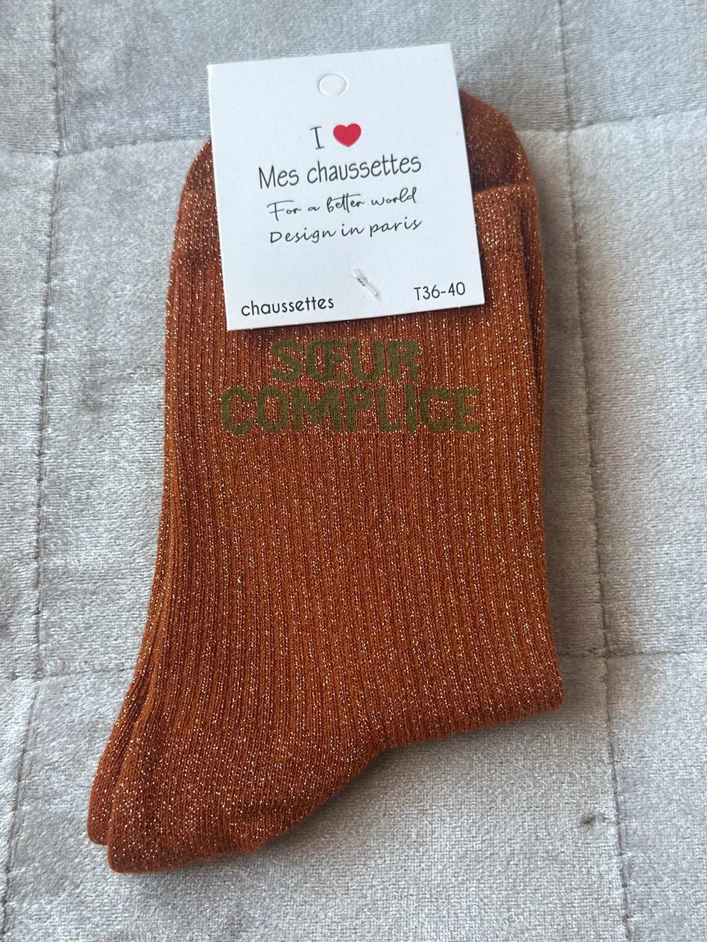 Chaussettes pailletées message « sœur complice »